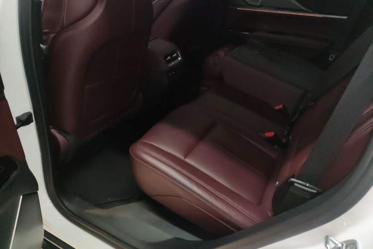 Used Cadillac XT5 2025 2.0T Platinum Edition Left Rear Seat