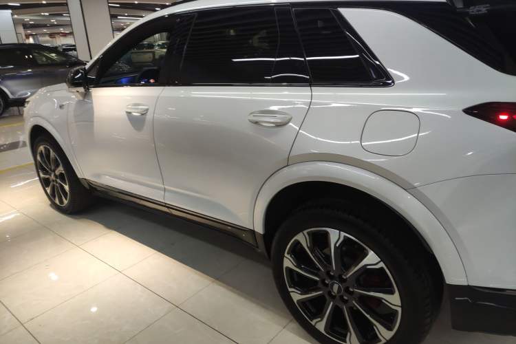 Used Cadillac XT5 2025 2.0T Platinum Edition Left Side