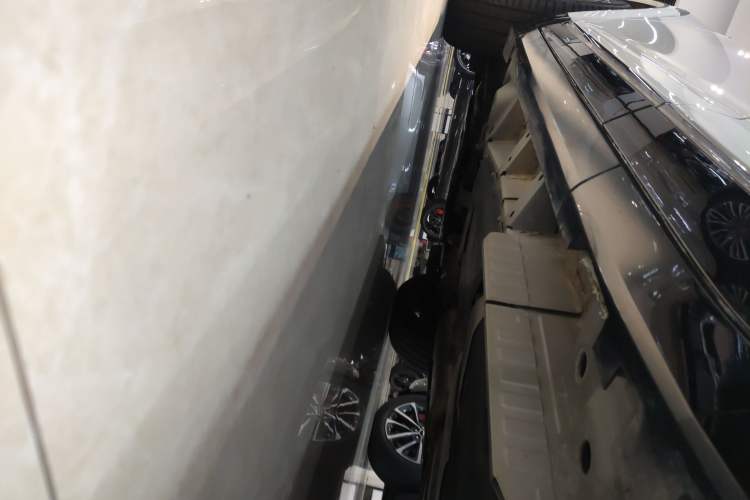 Used Cadillac XT5 2025 2.0T Platinum Edition Left Side Sill