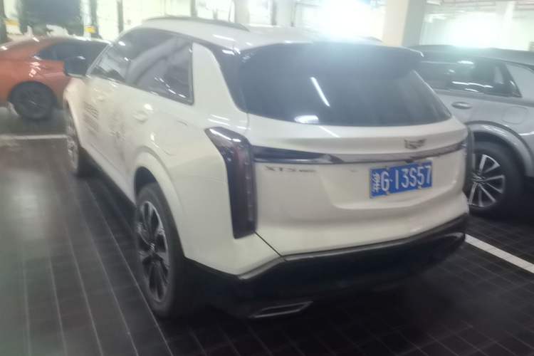 Used Cadillac XT5 2025 2.0T Platinum Edition Rear Left 45 Deg