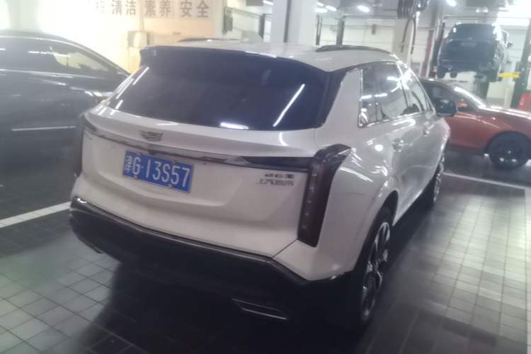 Used Cadillac XT5 2025 2.0T Platinum Edition Rear Right 45 Deg