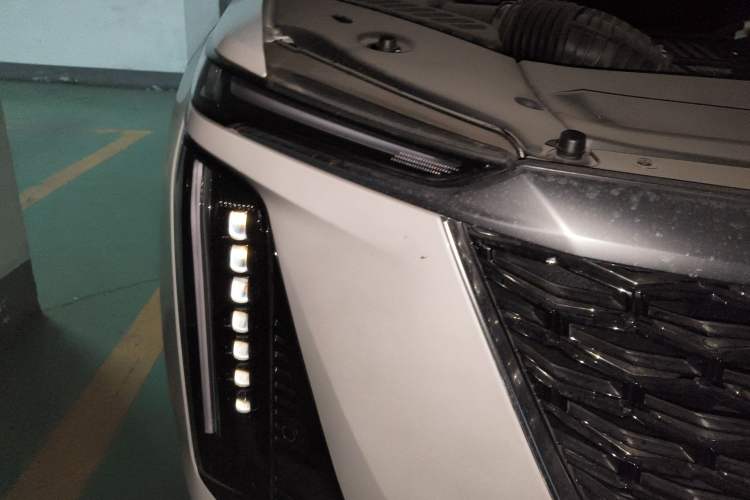 Used Cadillac XT5 2025 Model 2.0T Metropolitan Edition Right Front Headlight