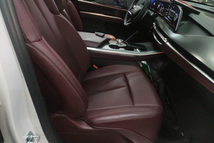 Used Cadillac XT5 2025 2.0T Platinum Edition Right Front Seat