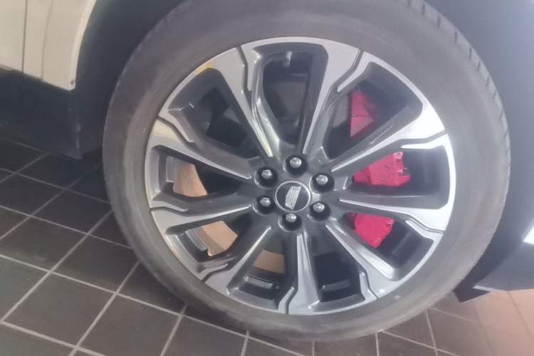 Used Cadillac XT5 2025 2.0T Platinum Edition Right Front Wheel Hub