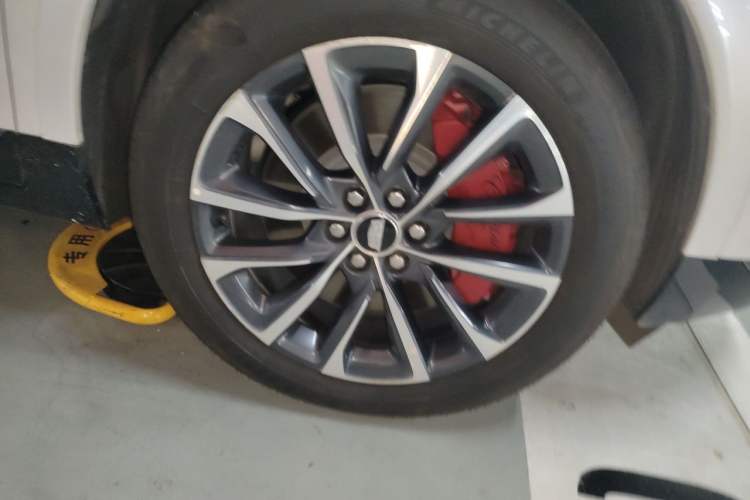 Used Cadillac XT5 2025 2.0T Prestige Version Right Front Wheel Hub
