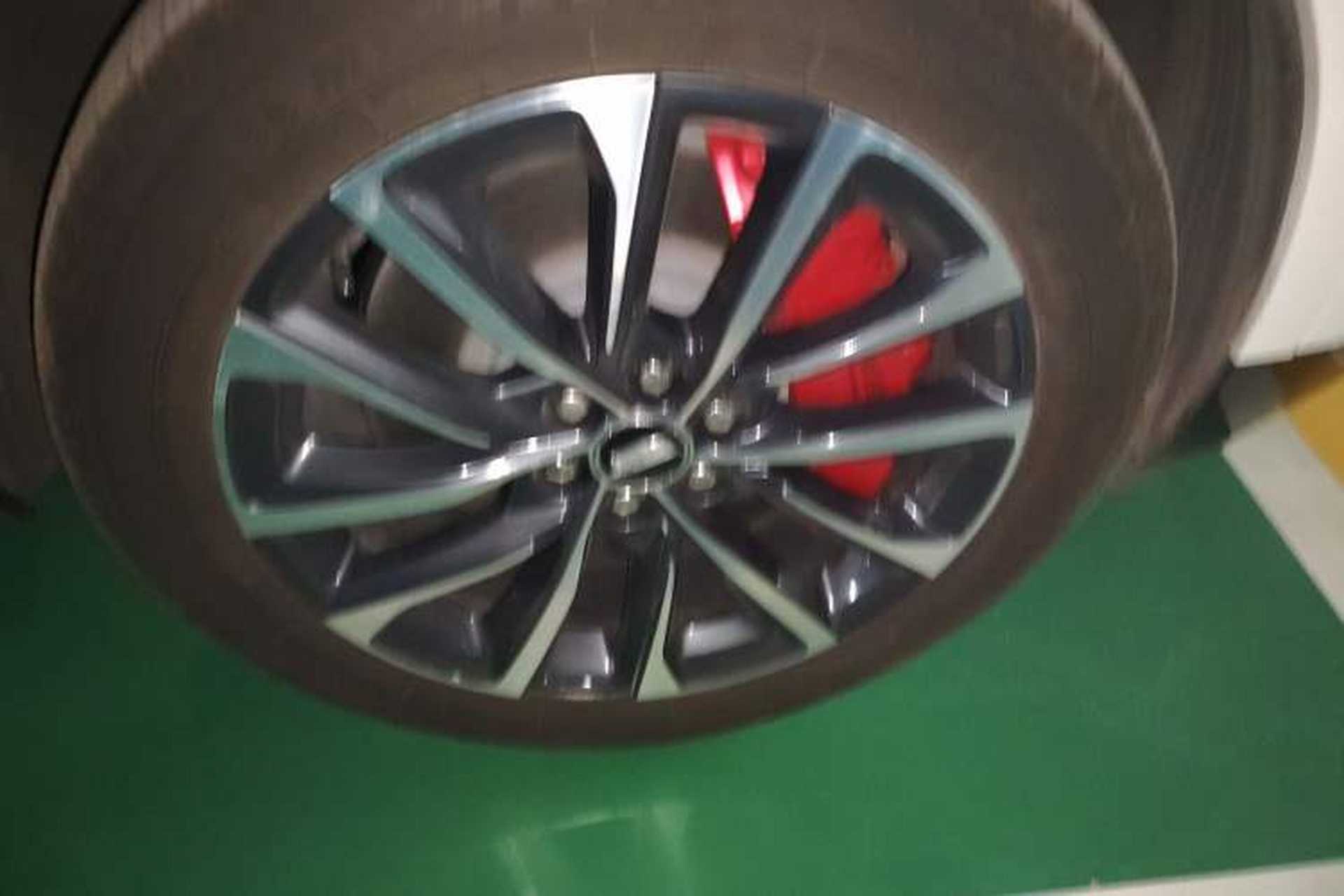 Used Cadillac XT5 2025 2.0T Prestige Version Right Front Wheel Hub