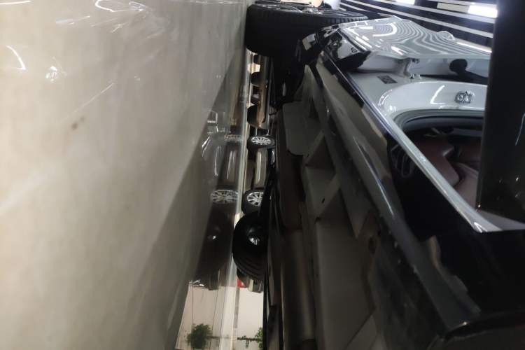 Used Cadillac XT5 2025 2.0T Platinum Edition Right Side Sill