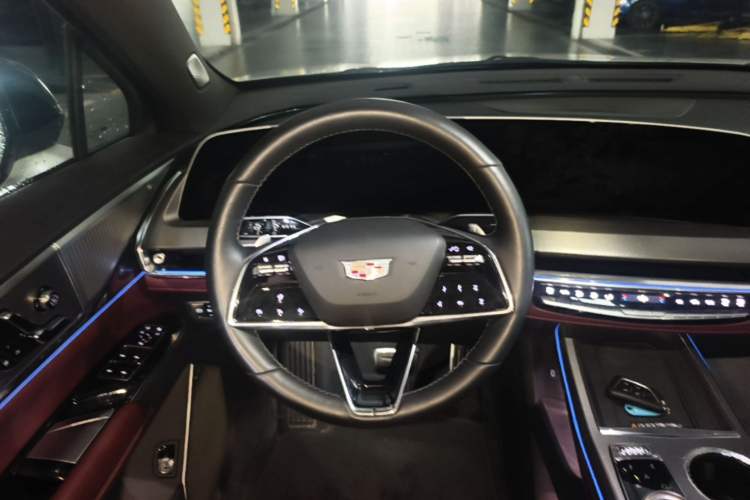 Used Cadillac XT5 2025 2.0T Platinum Edition Steering Wheel