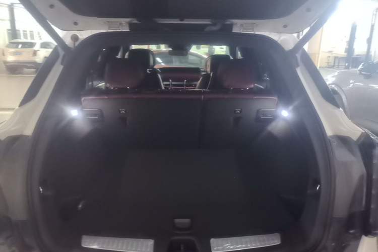 Used Cadillac XT5 2025 2.0T Platinum Edition Trunk