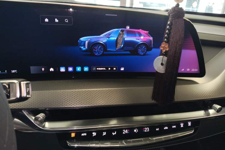Used Cadillac XT5 2026 Model 2.0T Metropolitan Edition Audio And AC Panel