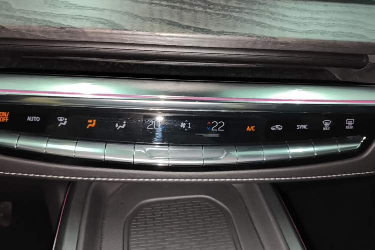 Used Cadillac XT5 2026 Model 2.0T Luxury Edition Audio And AC Panel