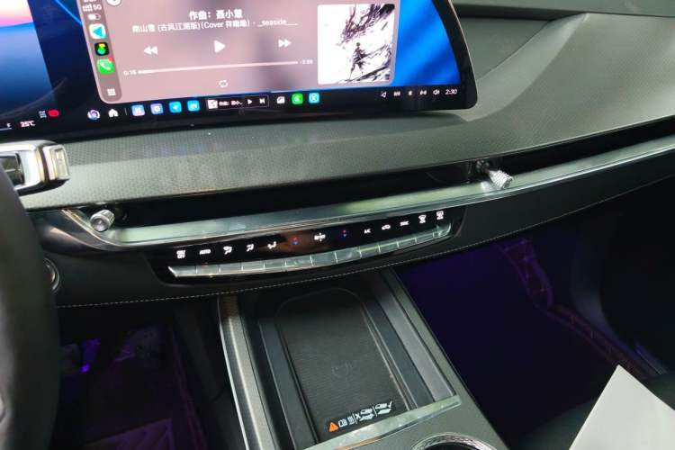 Used Cadillac XT5 2026 Model 2.0T Luxury Edition Audio And AC Panel