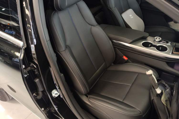 Used Cadillac XT5 2026 Model 2.0T Metropolitan Edition Right Front Seat