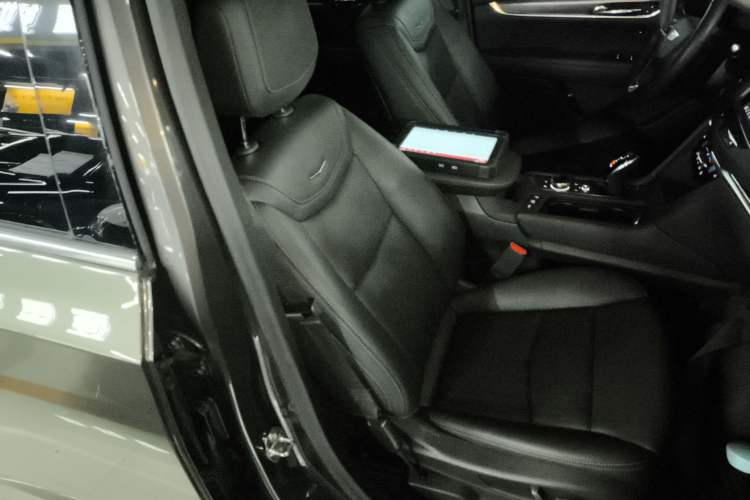 Used Cadillac XT6 2022 2.0T Six-Seater Four-Wheel-Drive Luxury Version Right Front Seat
