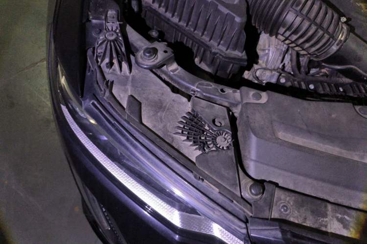 Used Cadillac XT6 2020 28T Six-Seater Four-Wheel-Drive Luxury Sport Vehicle Engine Bay Right