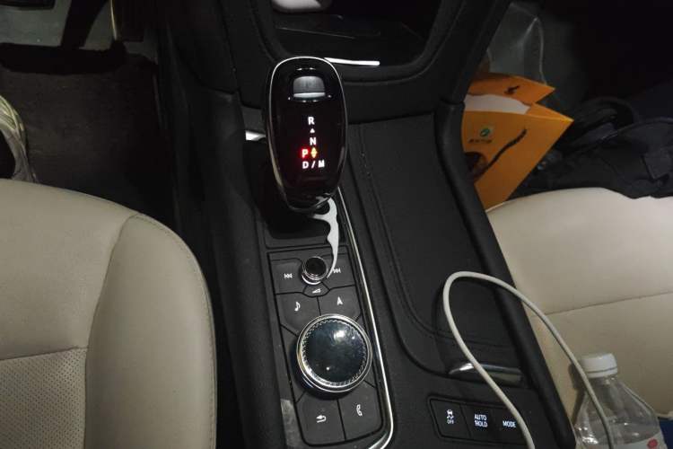 Used Cadillac XT6 2020 28T Six-Seater Luxury Sporty Enjoy-the-Comfort Safety Edition Gear Lever