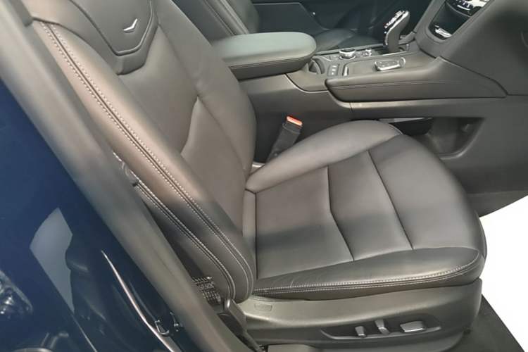 Used Cadillac XT6 2020 28T Six-Seater Four-Wheel-Drive Luxury Version Right Front Seat