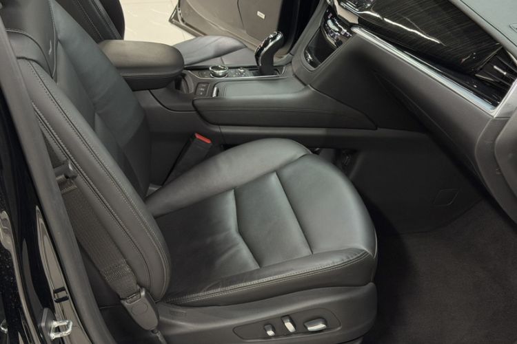 Used Cadillac XT6 2020 28T Six-Seater Four-Wheel-Drive Luxury Version Right Front Seat