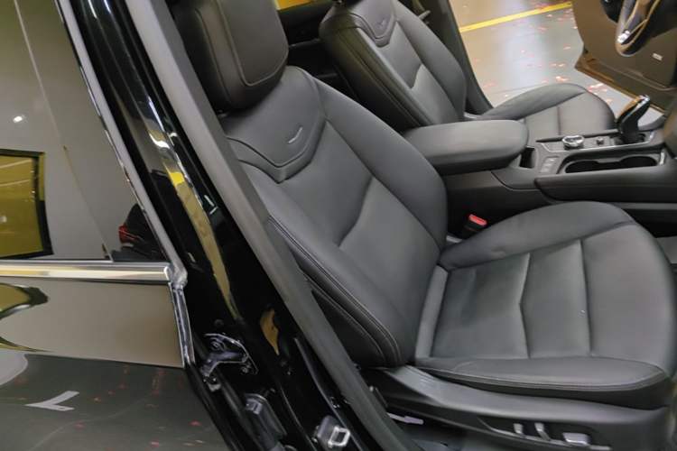 Used Cadillac XT6 2020 28T Six-Seater Four-Wheel-Drive Luxury Version Right Front Seat