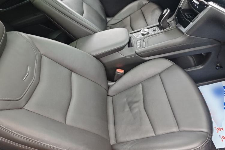 Used Cadillac XT6 2020 28T Six-Seater Four-Wheel-Drive Luxury Version Right Front Seat