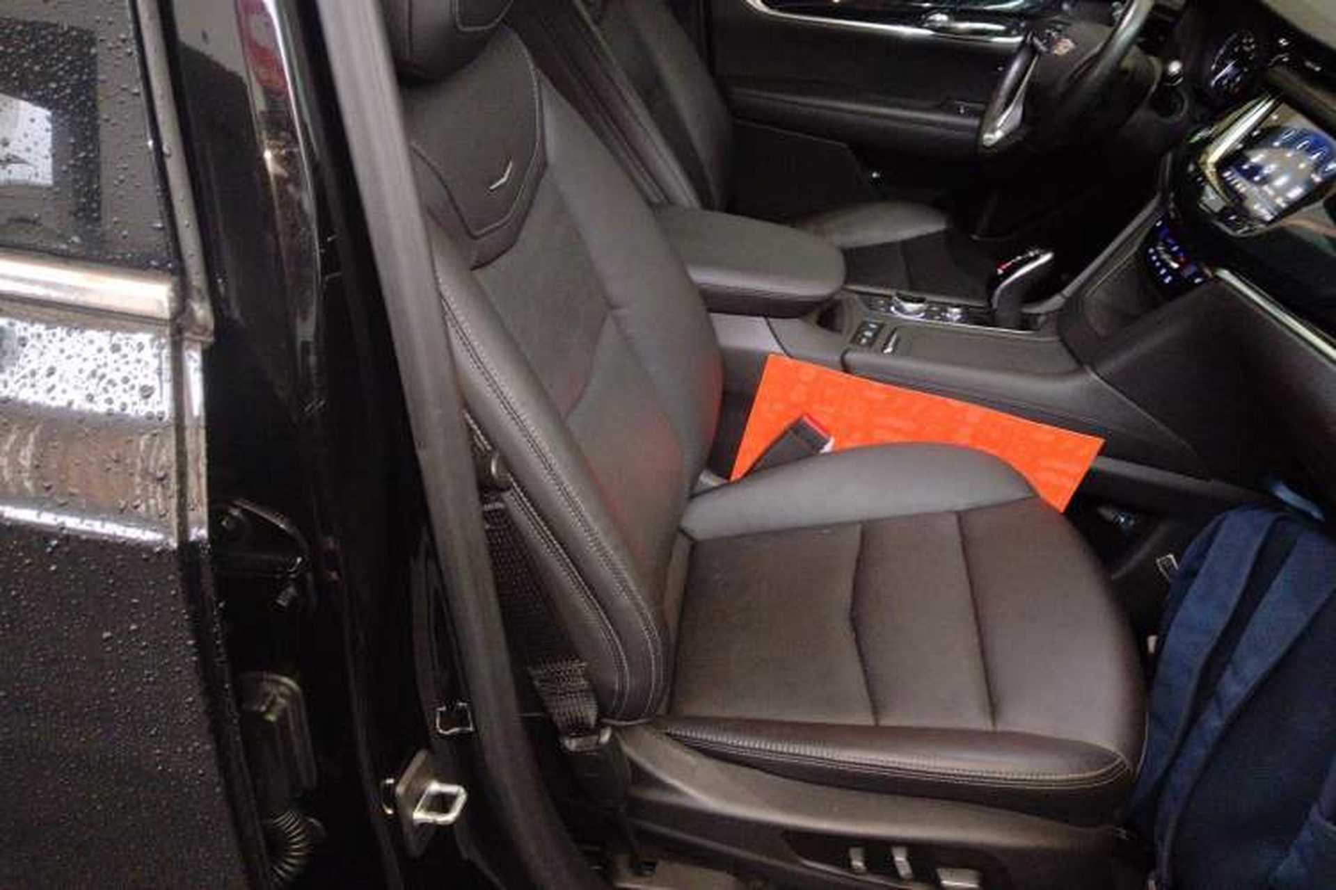 Used Cadillac XT6 2020 28T Six-Seater Four-Wheel-Drive Luxury Version Right Front Seat