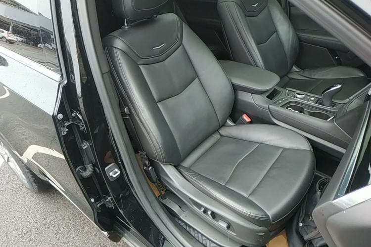 Used Cadillac XT6 2020 28T Six-Seater Four-Wheel-Drive Luxury Version Right Front Seat