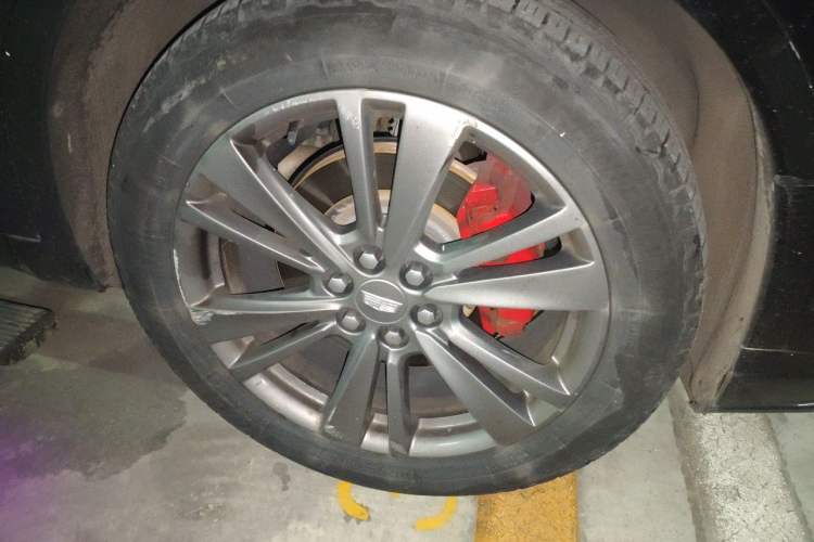 Used Cadillac XT6 2020 28T Six-Seater Four-Wheel-Drive Luxury Version Right Front Wheel Hub