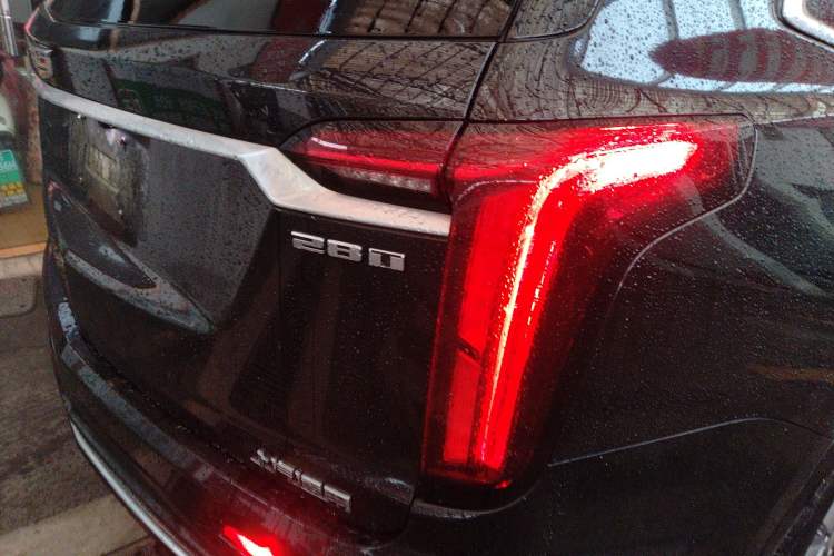 Used Cadillac XT6 2020 28T Six-Seater Four-Wheel-Drive Luxury Version Right Rear Taillight