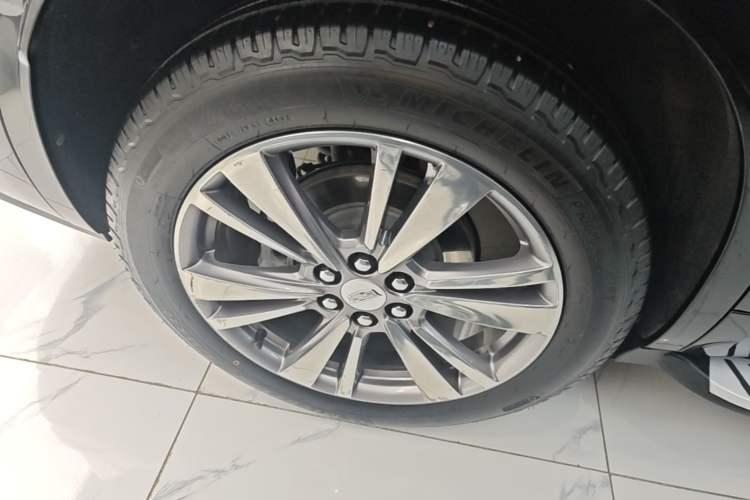Used Cadillac XT6 2020 28T Six-Seater Four-Wheel-Drive Luxury Version Right Rear Wheel Hub