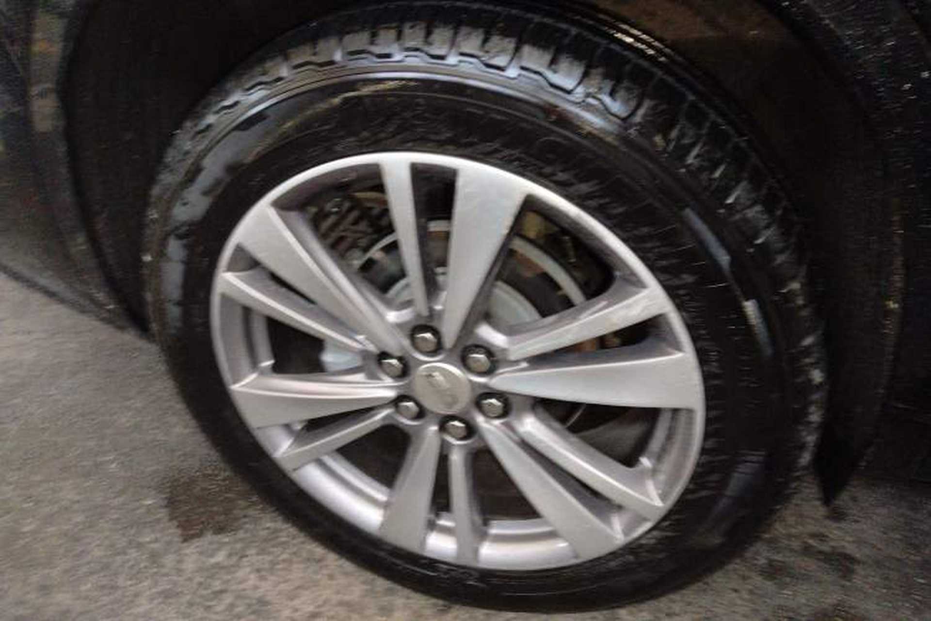 Used Cadillac XT6 2020 28T Six-Seater Four-Wheel-Drive Luxury Version Right Rear Wheel Hub