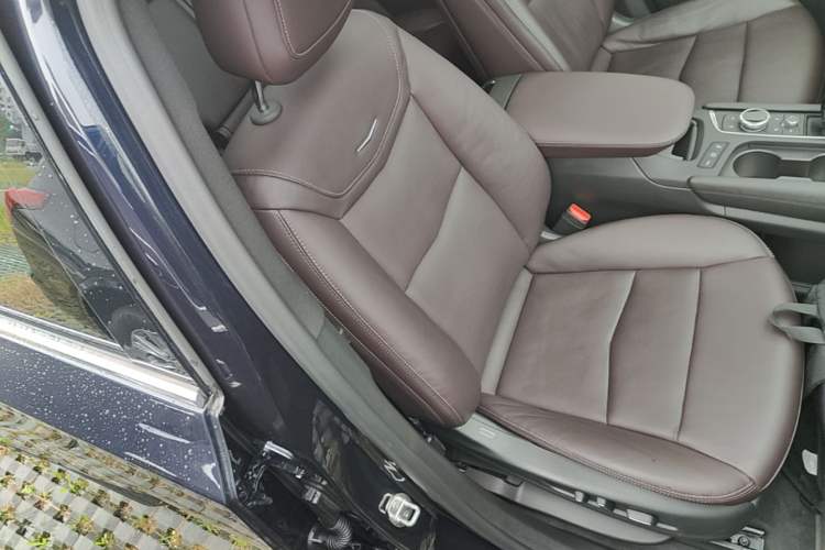 Used Cadillac XT6 2020 28T Seven-Seater Four-Wheel-Drive Leading Version Right Front Seat