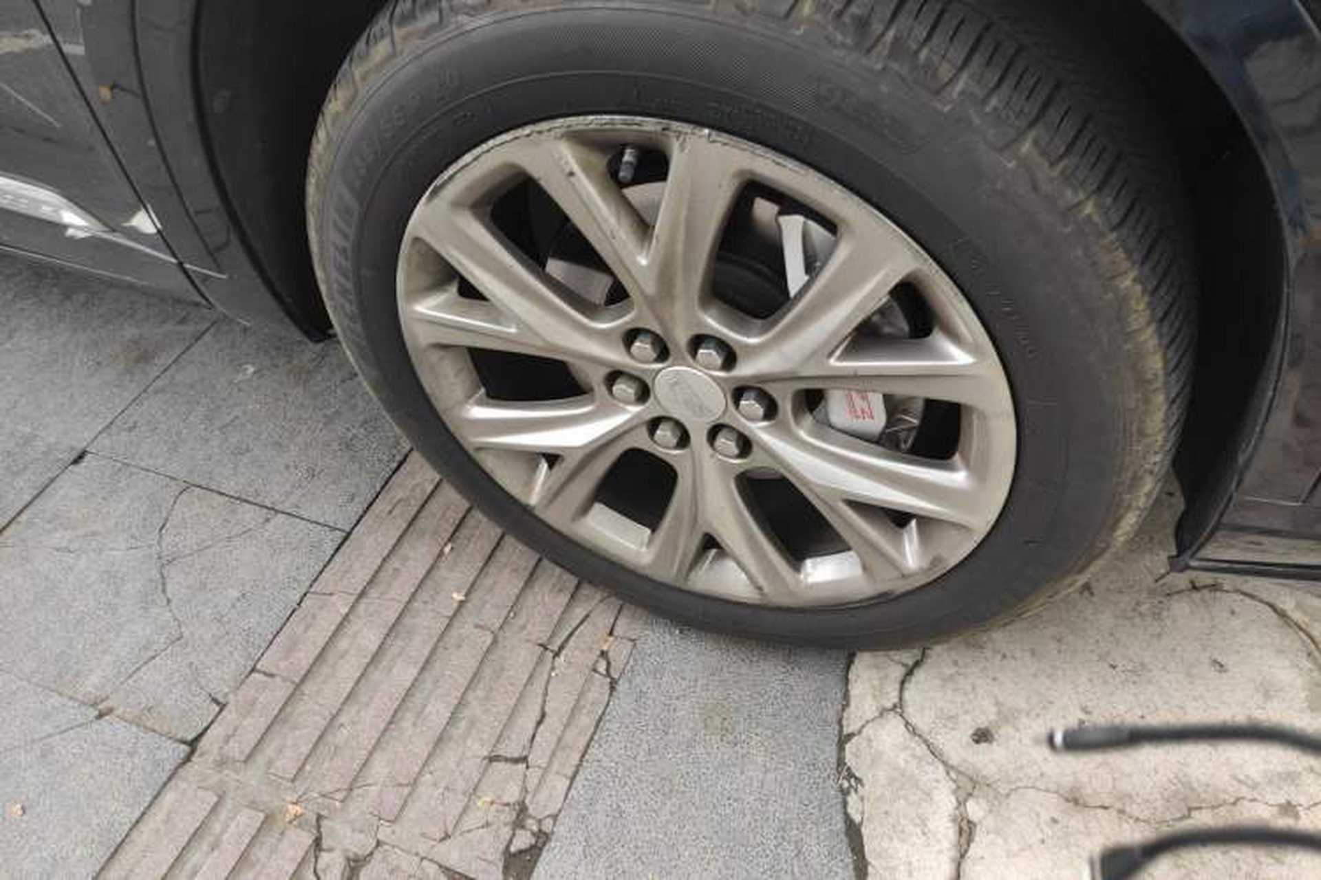 Used Cadillac XT6 2020 28T Six-Seater Four-Wheel-Drive Platinum Sport Edition Right Front Wheel Hub
