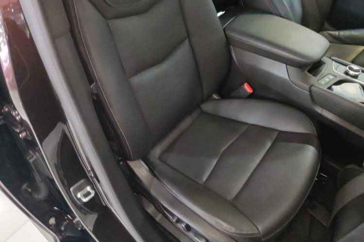 Used Cadillac XT6 2020 28T Six-Seater Four-Wheel-Drive Luxury Version Right Front Seat