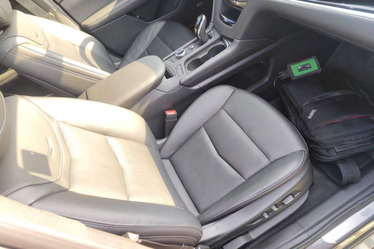 Used Cadillac XT6 2020 28T Six-Seater Four-Wheel-Drive Luxury Version Right Front Seat