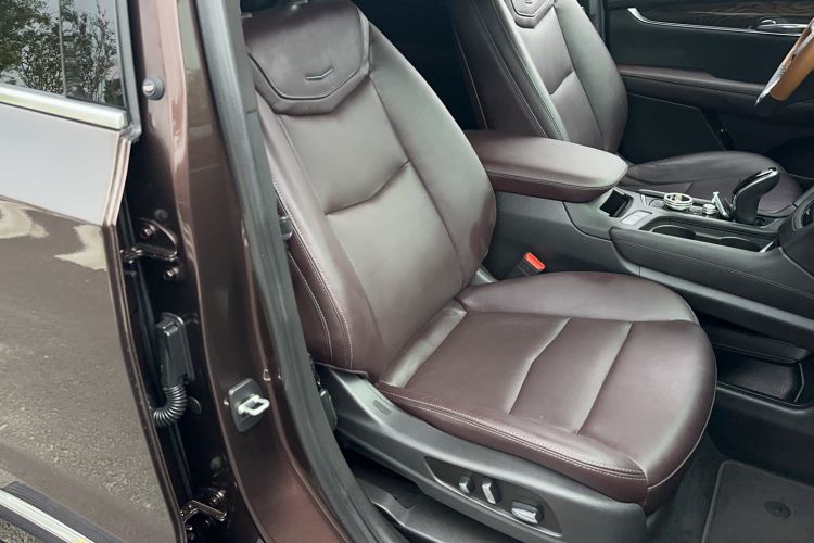Used Cadillac XT6 2020 28T Six-Seater Four-Wheel-Drive Luxury Version Right Front Seat