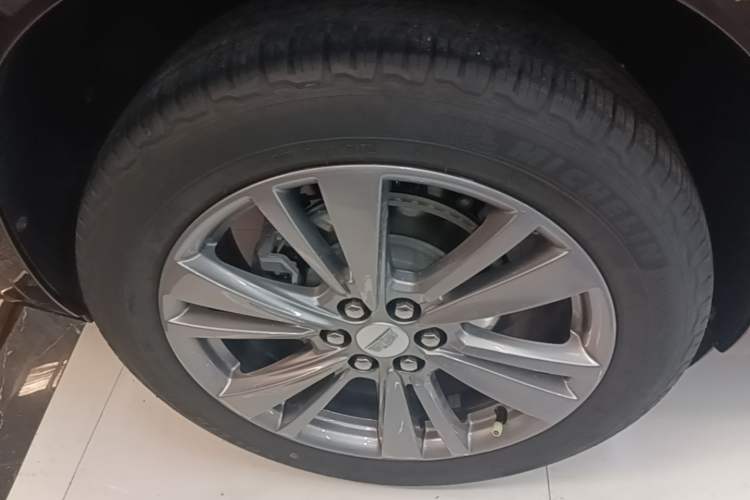 Used Cadillac XT6 2020 28T Six-Seater Four-Wheel-Drive Luxury Version Right Rear Wheel Hub
