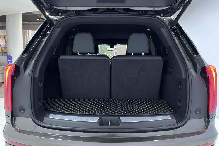 Used Cadillac XT6 2020 28T Six-Seater Four-Wheel-Drive Luxury Version Trunk