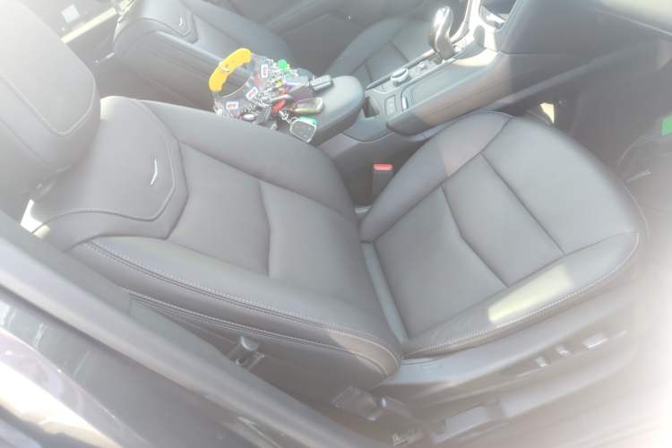 Used Cadillac XT6 2020 28T Six-Seater Four-Wheel-Drive Luxury Version Right Front Seat