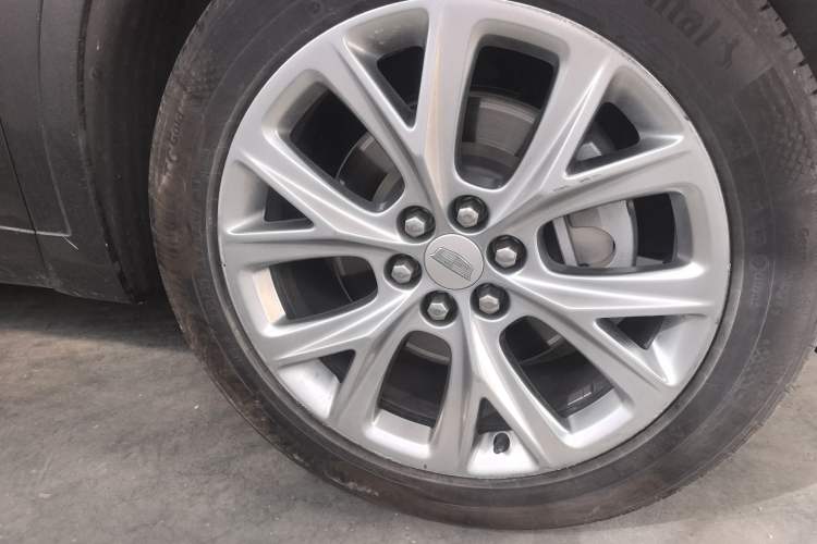 Used Cadillac XT6 2020 28T Six-Seater Four-Wheel-Drive Luxury Sport Vehicle Right Front Wheel Hub