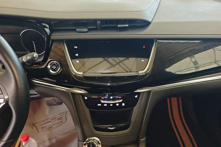 Used Cadillac XT6 2020 28T Six-Seater Four-Wheel-Drive Luxury Version Audio And AC Panel