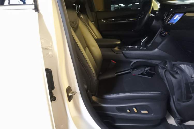 Used Cadillac XT6 2020 28T Six-Seater Four-Wheel-Drive Luxury Version Right Front Seat
