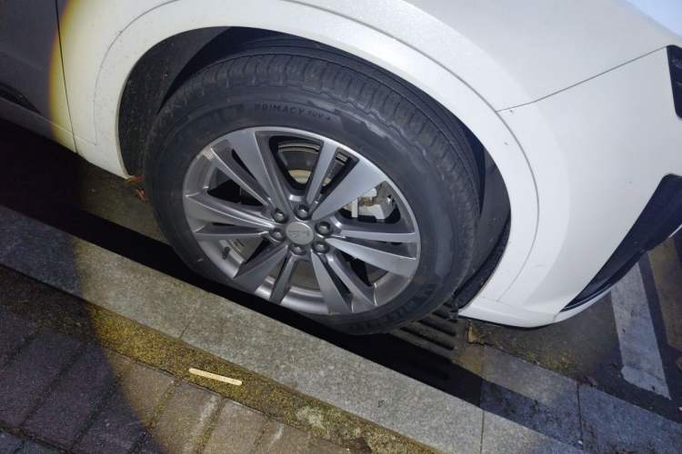 Used Cadillac XT6 2020 28T Six-Seater Four-Wheel-Drive Luxury Version Right Front Wheel Hub