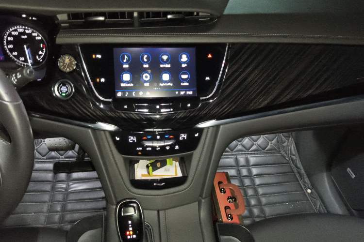 Used Cadillac XT6 2021 2.0T 6-Seater Two-Wheel Drive Luxury Version Audio And AC Panel