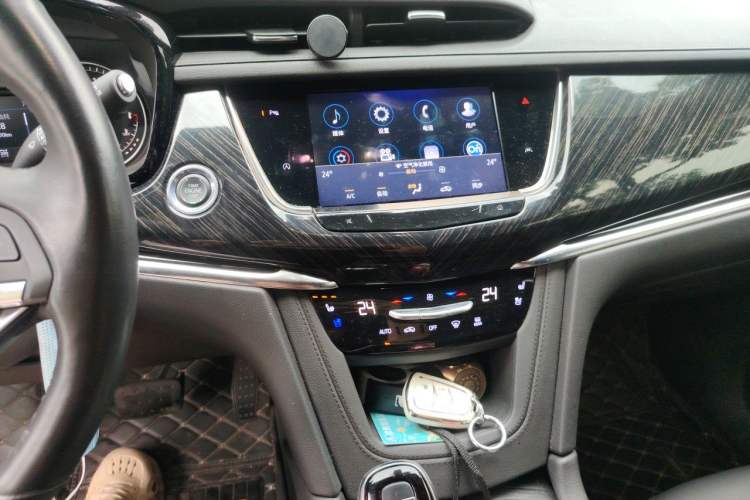Used Cadillac XT6 2021 2.0T Six-Seater Four-Wheel-Drive Prestige Version Audio And AC Panel