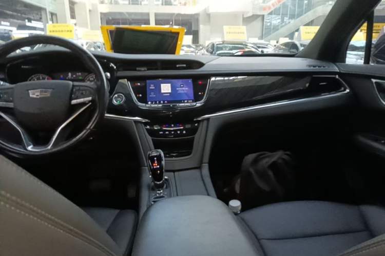 Used Cadillac XT6 2021 2.0T 6-Seater Two-Wheel Drive Luxury Version Center Console