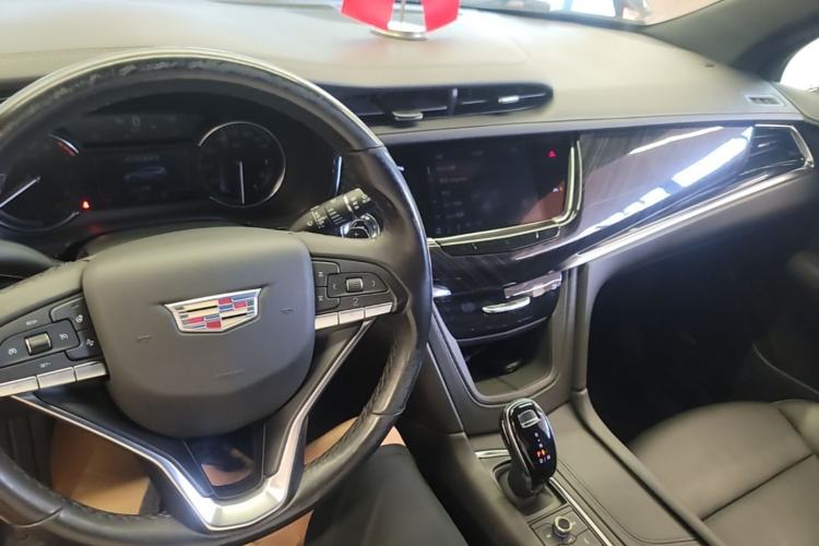 Used Cadillac XT6 2021 2.0T Six-Seater Four-Wheel-Drive Luxury Version Center Console