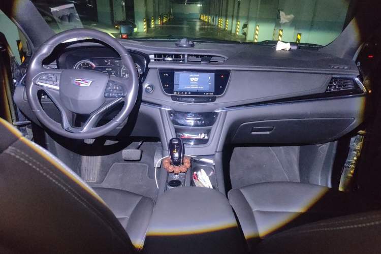 Used Cadillac XT6 2021 2.0T Seven-Seater Four-Wheel Drive Luxury Version Center Console