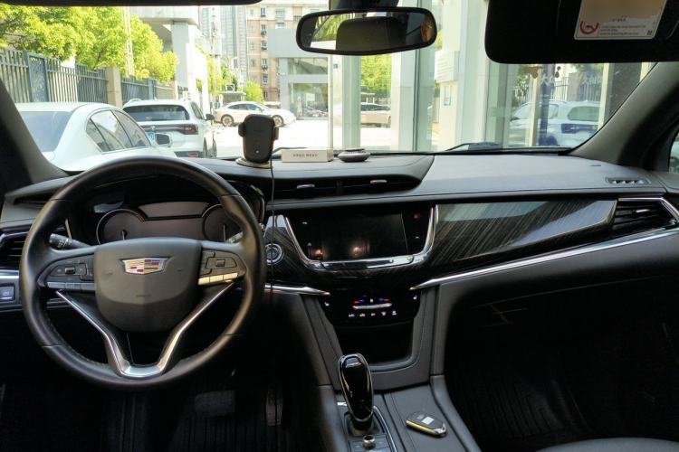 Used Cadillac XT6 2021 2.0T 6-Seater Two-Wheel Drive Luxury Version Center Console