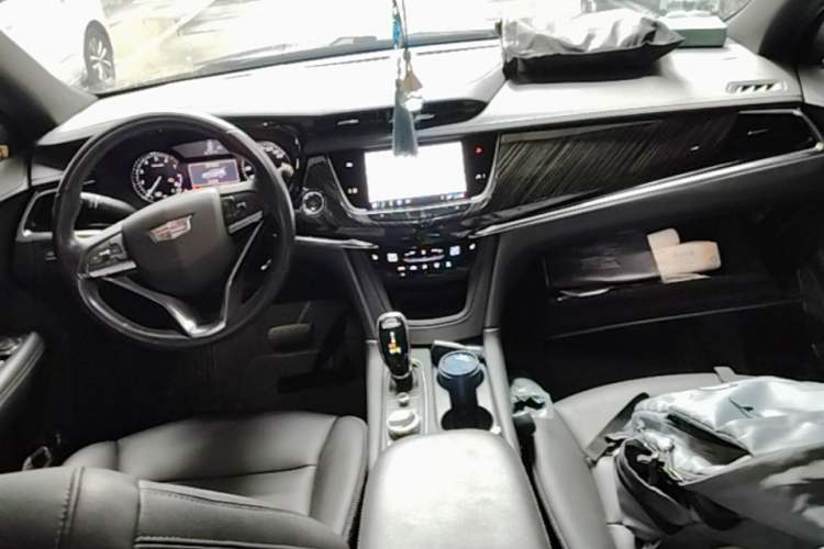 Used Cadillac XT6 2021 2.0T 7-Seater Two-Wheel-Drive Luxury Version Center Console