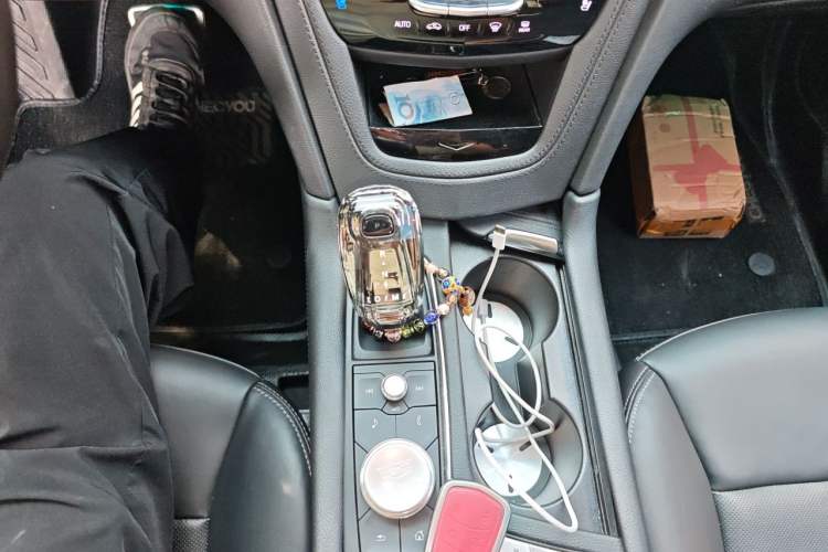 Used Cadillac XT6 2021 2.0T Six-Seater Four-Wheel-Drive Prestige Version Gear Lever
